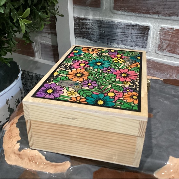 Solid Wood Keepsake / Trinket Box w/ beautifully painted or colored lid - Nice - Picture 9 of 12